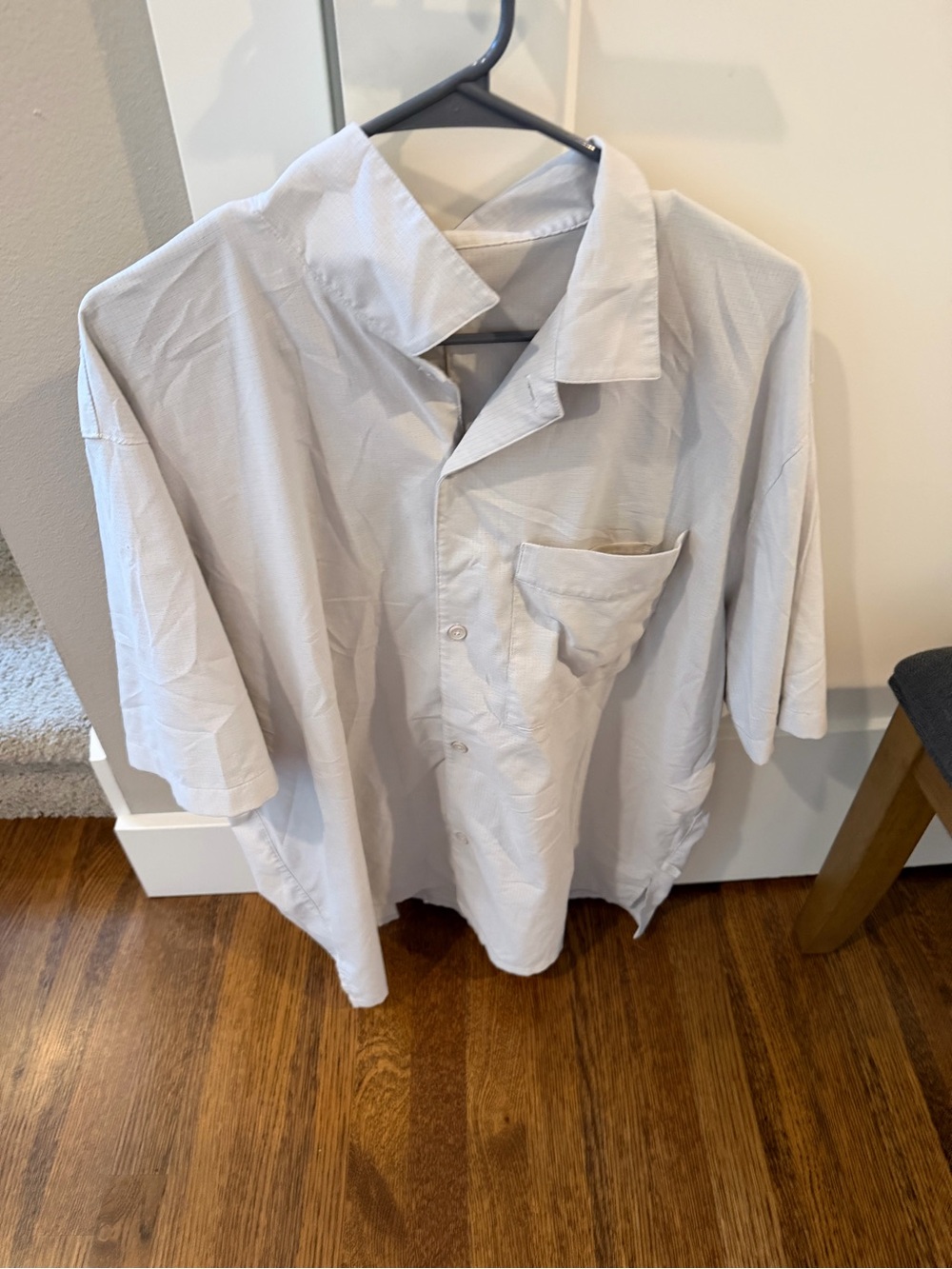 lululemon athletica Men's Short Sleeve Button-Up Shirt in Light Gray